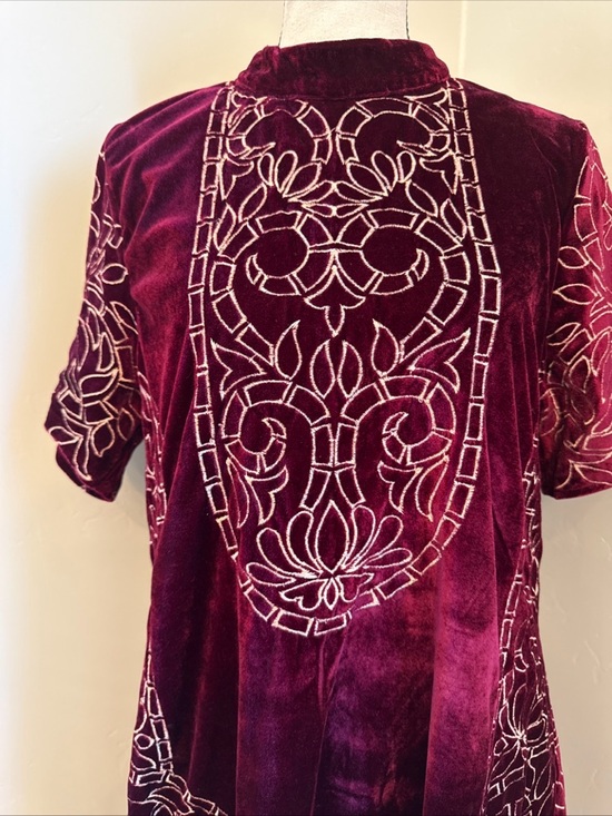 CHELSEA & VIOLET Women LargeEmbroidered Velvet Shift Dress Short Sleeve Burgundy - Picture 2 of 8